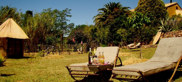 jardin provençal clos en location de bord de mer