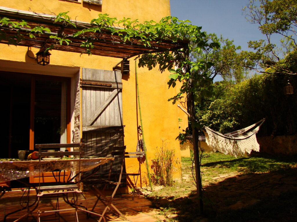 logement vacances volet bois